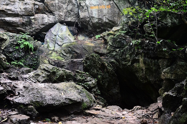 “Săn lùng” những điểm đến tuyệt đẹp ngỡ bị lãng quên ở Việt Nam - 2 Cửa hang chỉ vừa 1 người vào. (Ảnh: Internet)