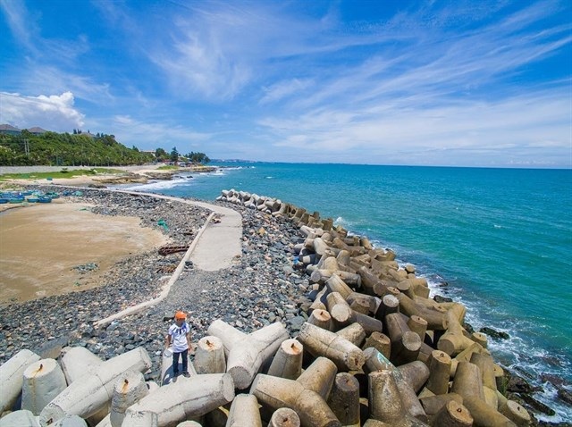 “Săn lùng” những điểm đến tuyệt đẹp ngỡ bị lãng quên ở Việt Nam - 7 Bãi đá Ông Địa hay còn gọi là bãi đá Ông nằm ở phường Hàm Tiến, Phan Thiết, Bình Thuận. (Ảnh: hung.vuhuy)