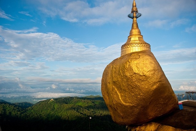 Kỳ lạ tảng đá dát vàng nằm chênh vênh trên núi nghìn năm - 1 Kỳ lạ tảng đá dát vàng nằm chênh vênh trên núi nghìn năm - 1