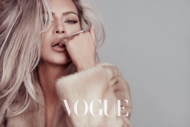 Kim Kardashian đẹp như mộng trong bộ ảnh mới - 4
Trong bộ ảnh này, Kim ăn vận kín đáo khác hẳn thường lệ