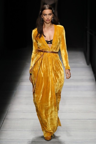 Ba chân dài nổi bật trong show thời trang - 1
Irina Shayk trình diễn trong show của Bottega Veneta ngày 10/2 vừa qua