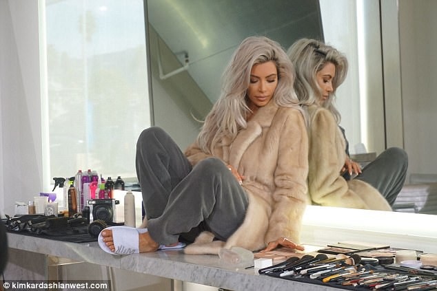 Kim Kardashian đẹp như mộng trong bộ ảnh mới - 9
Người đẹp ba con hiện cũng sống kín đáo và bớt phô trương đi nhiều.