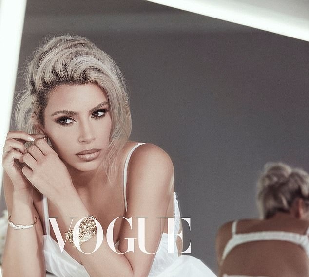 Kim Kardashian đẹp như mộng trong bộ ảnh mới - 8
Thu nhập của Kim từ kinh doanh mỹ phẩm lên tới hàng chục triệu đô trong năm 2017