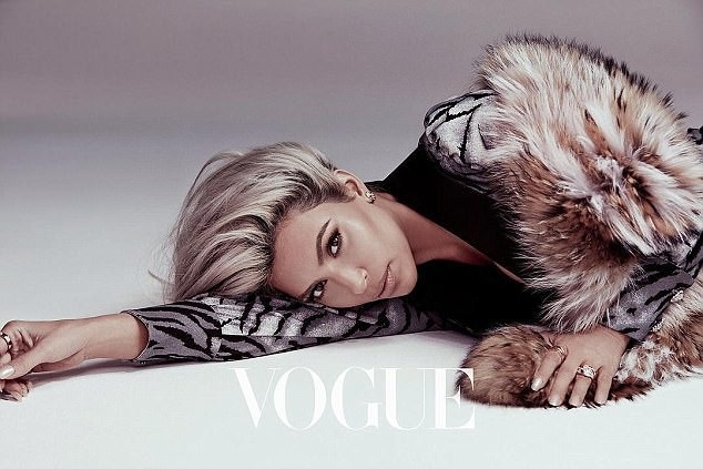 Kim Kardashian đẹp như mộng trong bộ ảnh mới - 5
Người đẹp đeo những món nữ trang đắt tiền và diện áo lông thú