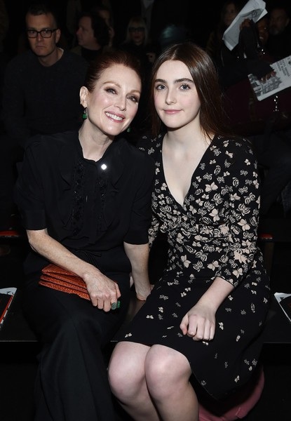 Ba chân dài nổi bật trong show thời trang - 9
Tới xem show diễn của Bottega Veneta có minh tinh từng giành giải Oscar Julianne Moore và con gái Liv Freundlich
