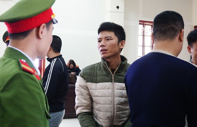 Đưa vợ và con 3 tháng tuổi làm “vật đảm bảo” để vận chuyển ma túy - 2 Lê Đức Giang cố dặn dò vợ con sau khi nhận bản án 19 năm tù về tội Vận chuyển trái phép chất ma túy. Khi đưa vợ con đi làm vật bảo đảm để vận chuyển thuê ma túy lấy 50 triệu đồng, con của Giang mới được 3 tháng tuổi