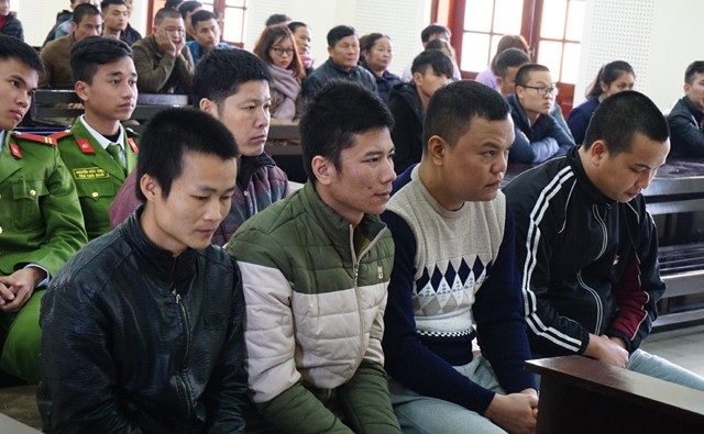 Đưa vợ và con 3 tháng tuổi làm “vật đảm bảo” để vận chuyển ma túy - 1 Các bị cáo tại phiên tòa