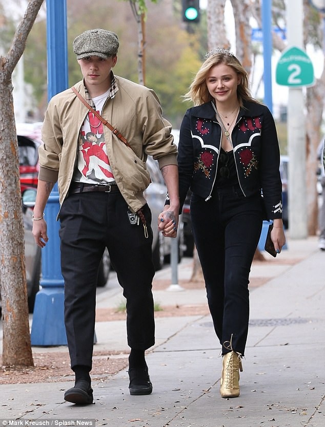Brooklyn Beckham ra phố cùng bạn gái hơn 3 tuổi - 1
Brooklyn Beckham, 18 tuổi đưa bạn gái Chloe Moretz, 21 tuổi đi ăn trưa ngày 10/2 vừa qua