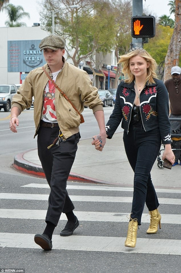 Brooklyn Beckham ra phố cùng bạn gái hơn 3 tuổi - 2
Bữa tiệc mừng Chloe Moretz đón tuổi 21