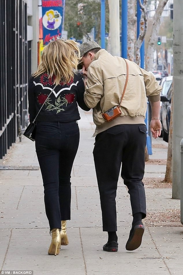 Brooklyn Beckham ra phố cùng bạn gái hơn 3 tuổi - 3
Cử chỉ ngọt ngào của con trai David - Victoria Beckham dành cho bạn gái