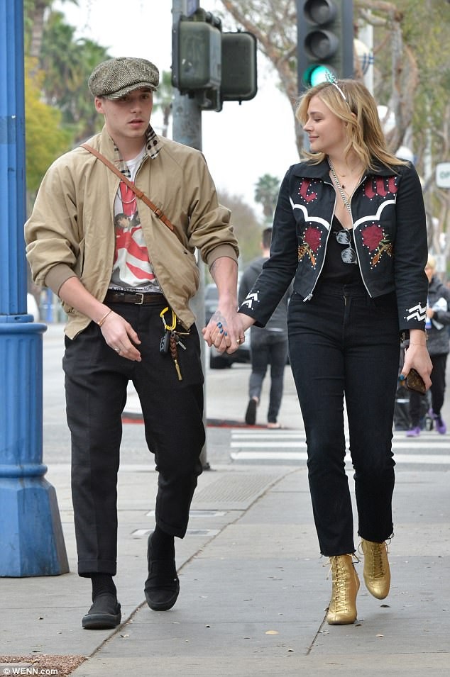 Brooklyn Beckham ra phố cùng bạn gái hơn 3 tuổi - 4
Cặp đôitrẻ hẹn hò từ năm 2014, từng chia tay rồi lại nối lại quan hệ