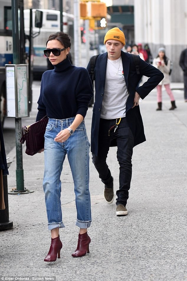 Brooklyn Beckham ra phố cùng bạn gái hơn 3 tuổi - 5
Cách đây ít ngày, Brooklyn tới thăm mẹ Victoria Beckham khi cô chuẩn bị trình diễn BST mới tại tuần lễ thời trang New York