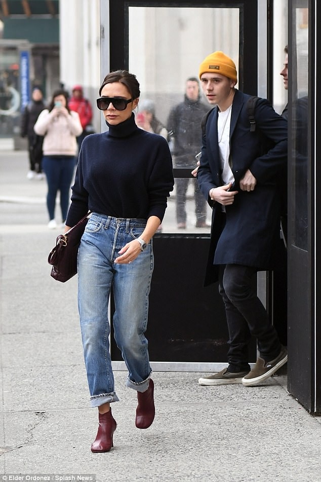 Brooklyn Beckham ra phố cùng bạn gái hơn 3 tuổi - 6
Brooklyn Beckham rất gần gũi với mẹ và thường thay mẹ chăm lo cho các em