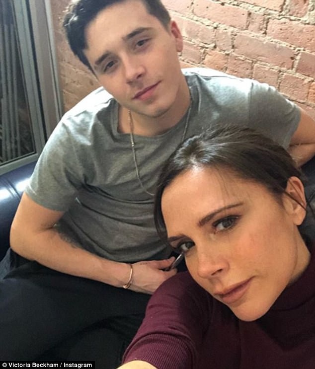 Brooklyn Beckham ra phố cùng bạn gái hơn 3 tuổi - 7
Victoria Beckham tự hào vì con trai càng lớn càng điềm đạm, sống bình yên không có scandal.