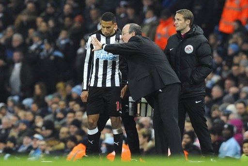 MU sẽ dễ dàng "bắt nạt" Newcastle tại St Jame's Park? - 2
Benitez (giữa) đang nỗ lực vực dậy Newcastle