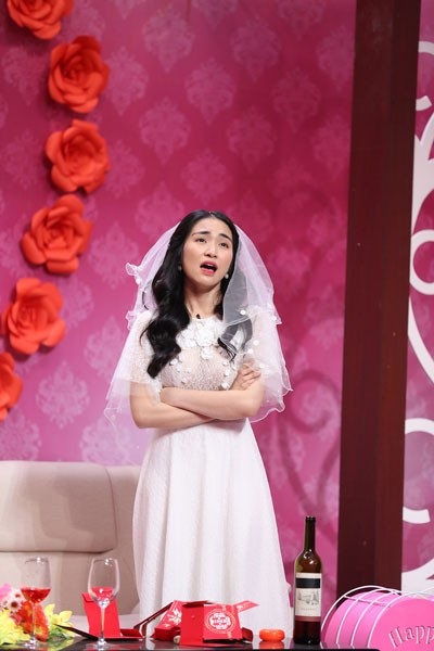 Hòa Minzy tát Tự Long tới tấp, phớt lờ scandal tình cảm với Công Phượng - 1 Hòa Minzy vào vai cô vợ mới cưới của trưởng phòng Tự Long.