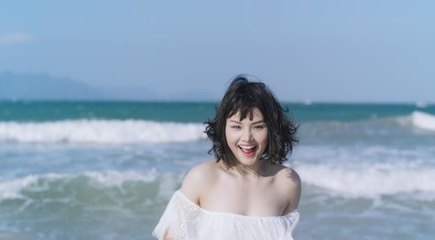 MV “Đón Tết thảnh thơi” và bộ sưu tập “những cảnh quay đỉnh nhất Việt Nam” - 2
Tết không lu bu dọn dẹp, không nấu nướng cả ngày mà lại tươi tắn nô đùa cùng biển như Miu Lê thì có lạ không?