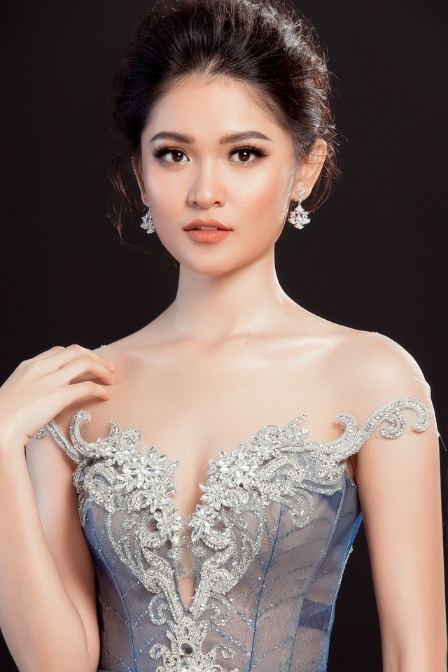 Nàng Á hậu “3 không” và một năm thay đổi đến ngỡ ngàng - 1 Á hậu Thùy Dung sở hữu gương mặt tròn đầy, đẹp kiểu hiền lành thánh thiện với đôi mắt sáng, nụ cười tươi nhẹ nhàng, chứ không phải nét đẹp sắc sảo.