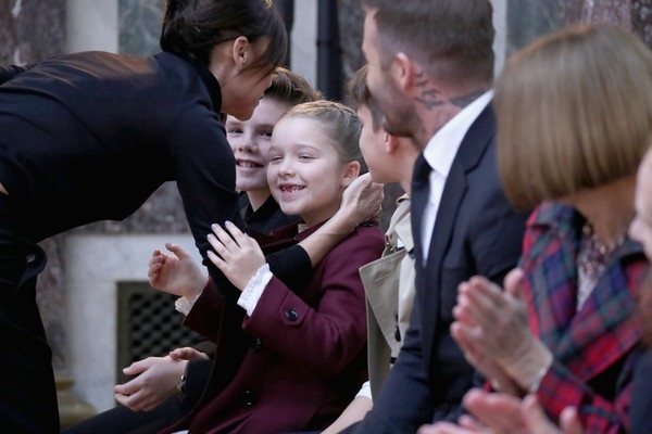 Khoảnh khắc ngọt ngào của gia đình Beckham - 1
Victoria Beckham âu yếm ôm hôn từng thành viên trong gia đình khi mọi người tới cổ vũ cô ra mắt bộ sưu tập thời trang mới tại tuần lễ thời trang New York ngày 11/2 vừa qua