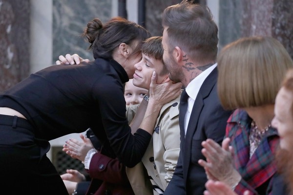 Khoảnh khắc ngọt ngào của gia đình Beckham - 2
NTK 42 tuổi được chồng và ba con: Harper, Romeo, Cruz Beckham tới cổ vũ trong ngày cô ra mắt BST thu đông 2018