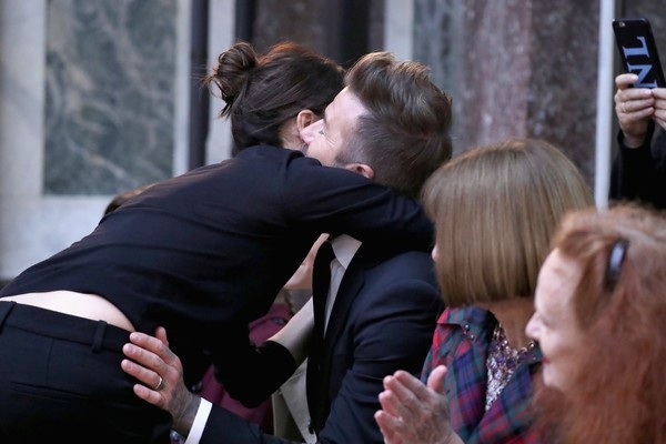 Khoảnh khắc ngọt ngào của gia đình Beckham - 3
David Beckham rất tự hào về vợ của mình
