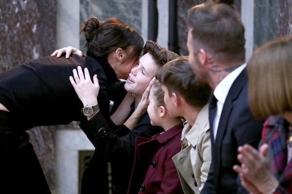 Khoảnh khắc ngọt ngào của gia đình Beckham - 4
Victoria Beckham hạnh phúc vì có hậu phương vững mạnh