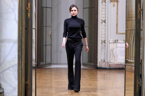 Khoảnh khắc ngọt ngào của gia đình Beckham - 5
Bà Beck thanh lịch trong bộ cánh đơn giản