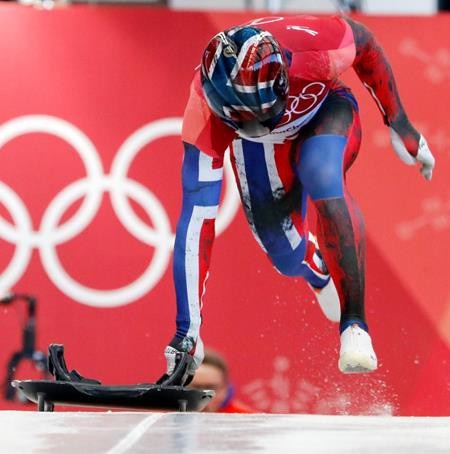 Rực rỡ sắc màu với dàn mũ bảo hiểm cực “độc” tại Olympic mùa đông 2018 - 11 Alexander Henning Hanssen làm ấm lòng các cổ động viên Na Uy với chiếc mũ in hình quốc kì.