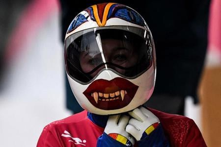 Rực rỡ sắc màu với dàn mũ bảo hiểm cực “độc” tại Olympic mùa đông 2018 - 13 Hóa ra mũ bảo hiểm còn có thể trang trí thêm hàm răng của ma cà rồng để trở nên độc đáo, cá tính như mũ của Maria Marinela Mazilu, vận động viên người Rumani.