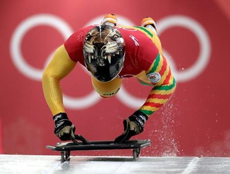 Rực rỡ sắc màu với dàn mũ bảo hiểm cực “độc” tại Olympic mùa đông 2018 - 2 Akwasi Frimpong của Ghana thì lại lựa chọn chiếc mũ in hình hổ gầm trông rất oai phong, hùng dũng.
