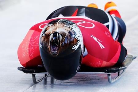 Rực rỡ sắc màu với dàn mũ bảo hiểm cực “độc” tại Olympic mùa đông 2018 - 4 Dave Greszczyszyn, một ngôi sao khác của đoàn thể thao Canada thì lại chọn chiếc mũ có hình gấu nâu.