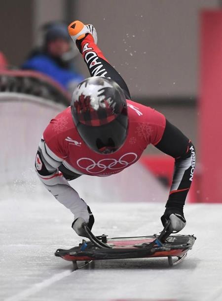 Rực rỡ sắc màu với dàn mũ bảo hiểm cực “độc” tại Olympic mùa đông 2018 - 5 Một vận động viên Canada khác là Elisabeth Vathje đã thể hiện tình yêu tổ quốc bằng hình ảnh lá phong trên mũ.