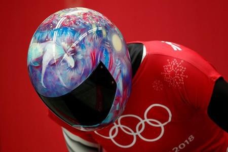 Rực rỡ sắc màu với dàn mũ bảo hiểm cực “độc” tại Olympic mùa đông 2018 - 6 Mirela Rahneva cũng sở hữu một chiếc mũ hết sức mơ mộng.