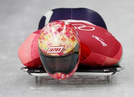 Rực rỡ sắc màu với dàn mũ bảo hiểm cực “độc” tại Olympic mùa đông 2018 - 9 Hiroatsu Takahashi cũng có một chiếc mũ rực rỡ sắc màu.