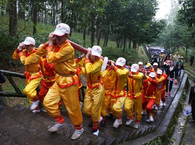 Không dâng bánh chưng “khủng” lên mộ thân mẫu Bác Hồ - 1
Trai tráng gánh bánh chưng 3 tạ rưỡi/chiếc trong rọ sắt nặng 2 tạ vượt hàng trăm bậc đá lên núi Động Tranh dâng cúng bà Hoàng Thị Loan - thân mẫu Chủ tịch Hồ Chí Minh vào dịp Tết Đinh Dậu 2017. Hoạt động này vấp phải nhiều ý kiến trái chiều nên năm nay, Hiệp hội Du lịch tỉnh Nghệ An quyết định không dâng bánh chưng khủng.