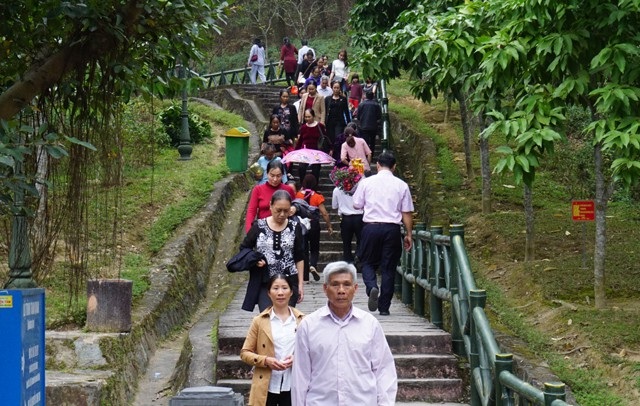 Không dâng bánh chưng “khủng” lên mộ thân mẫu Bác Hồ - 4
Người dân về dâng hương, dâng hoa tưởng nhớ bà Hoàng Thị Loan vào sáng 21/2, tức Mùng 6 tháng Giêng