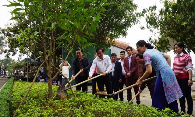 Không dâng bánh chưng “khủng” lên mộ thân mẫu Bác Hồ - 3 Lãnh đạo HĐND tỉnh Nghệ An trồng cây ngọc lan hưởng ứng Tết trồng cây tại khuôn viên mộ bà Hoàng Thị Loan. Trong 9 năm qua, hơn 100 cây ngọc lan đã được đơn vị này trồng tại đây, hiện đã phát triển xanh tốt, tỏa bóng mát