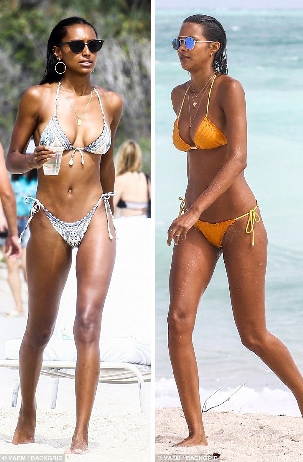 Thiên thần Victoria's Secret khoe dáng nóng bỏng trên bãi biển - 6
Hai người mẫu cùng tuổi sải bước đầy cuốn hút trên bãi biển.