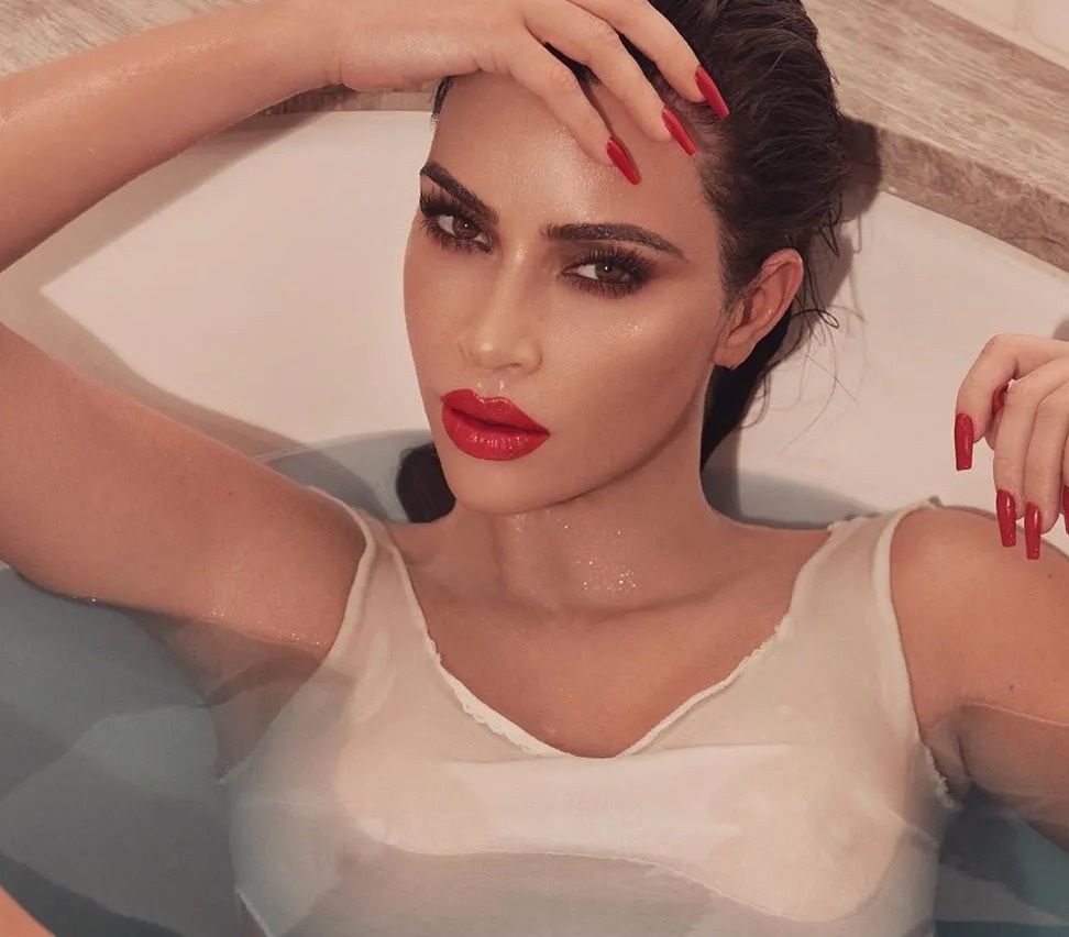 Kim Kardashian gợi cảm với son đỏ