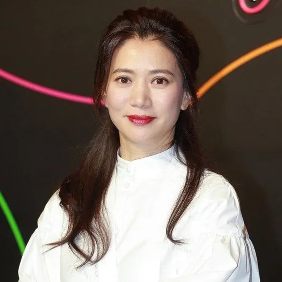 Viên Vịnh Nghi vẫn trẻ đẹp ở tuổi U50, hạnh phúc bên "ông xã" phong độ