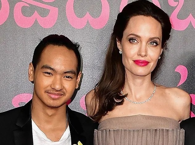 Con trai cả của Angelina Jolie lần đầu đi học xa nhà