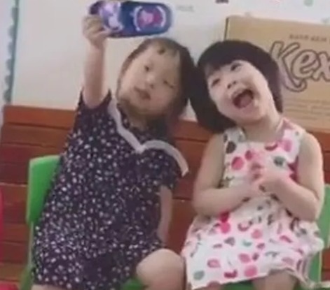 Clip hai cô bé mải mê selfie bằng chiếc dép khiến dân mạng cười nghiêng ngả