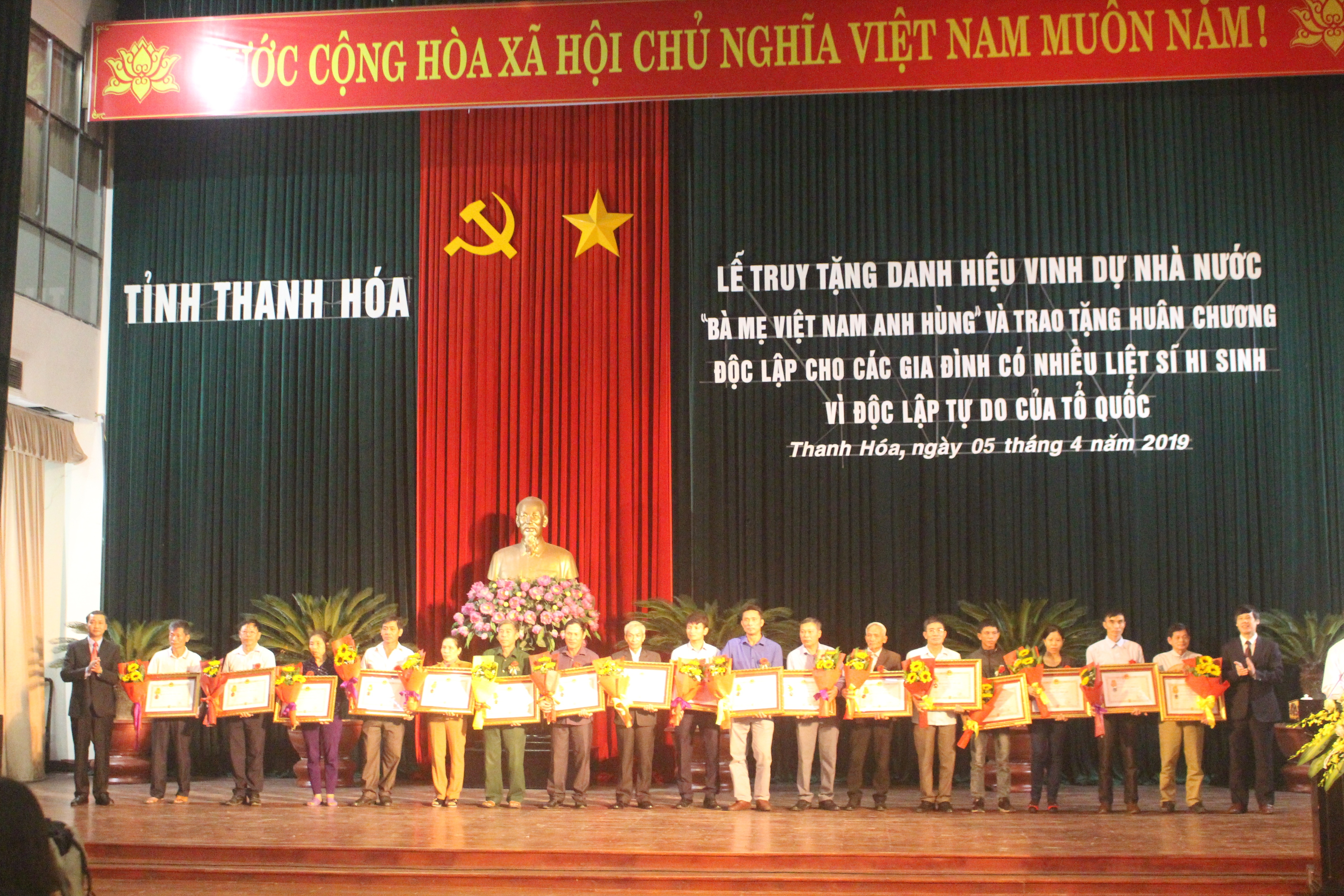Truy tặng danh hiệu  “Bà mẹ Việt Nam Anh hùng” và trao tặng Huân chương cho gia đình có nhiều liệt sĩ