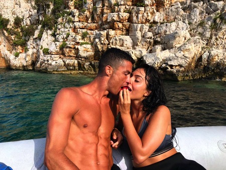 Bạn gái bật mí chuyện “tình yêu sét đánh” với C.Ronaldo