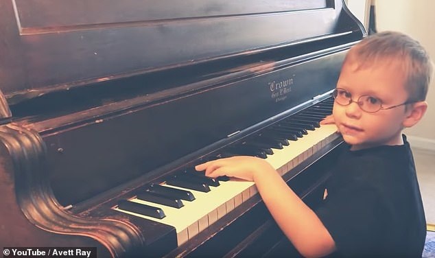 Clip “cậu bé mù 6 tuổi đánh piano và hát cực hay” khiến dân mạng thán phục