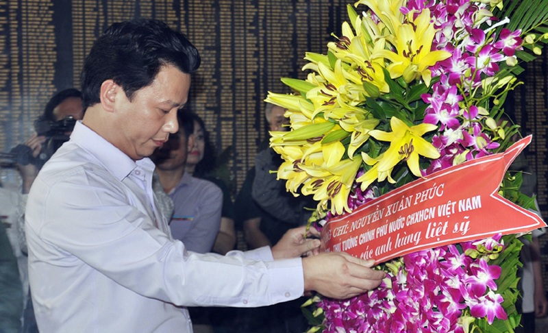 Thủ tướng, Chủ tịch Quốc hội gửi vòng hoa tri ân các anh hùng liệt sĩ tại Ngã ba Đồng Lộc