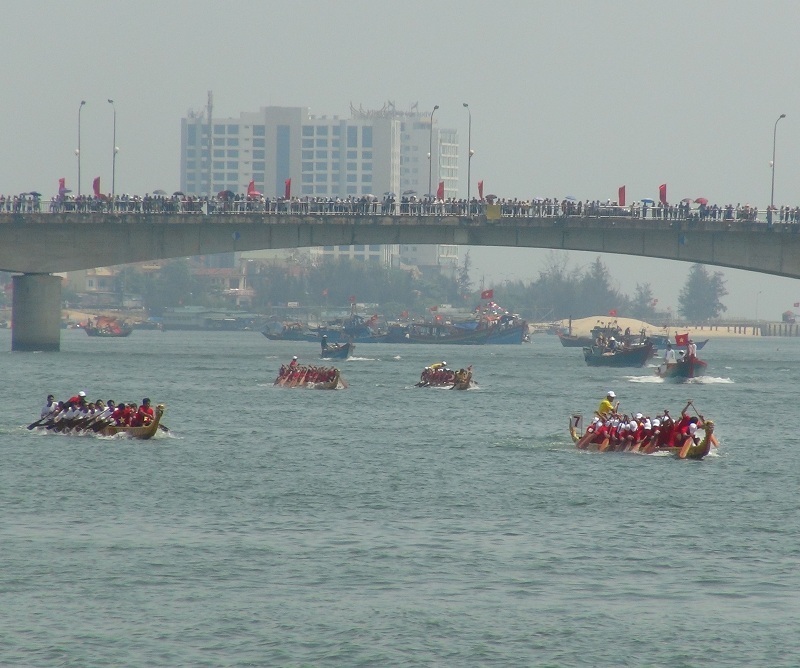 Rộn ràng Lễ hội Đua thuyền truyền thống trên sông Nhật Lệ
