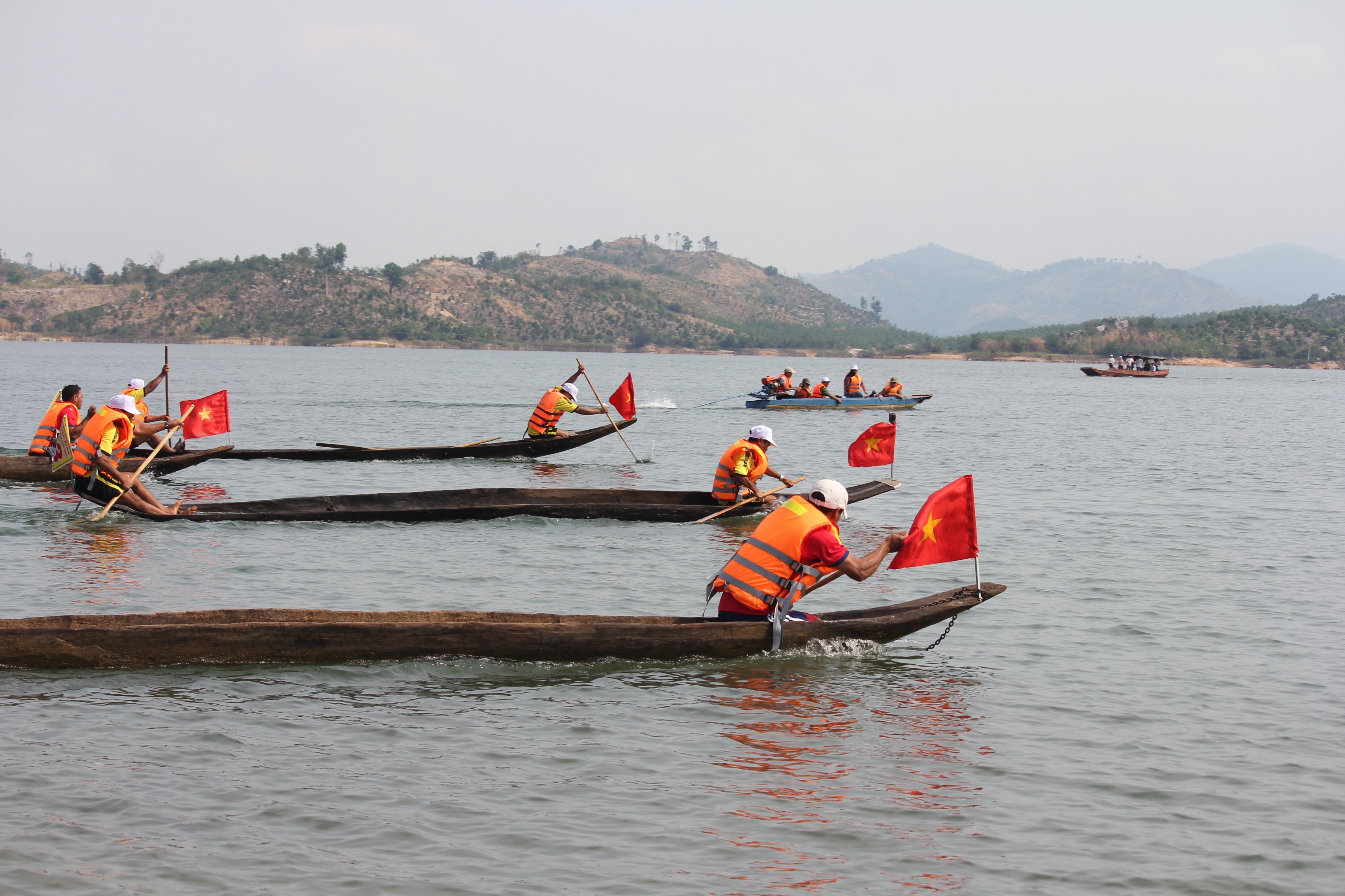 Độc đáo lễ hội đua thuyền độc mộc trên sông biên giới