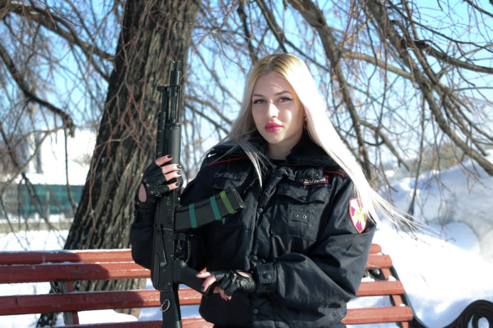 Vẻ đẹp hút hồn của những “bông hồng thép” cảnh sát Nga