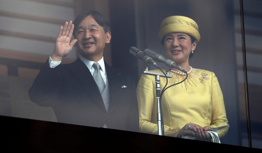 Tân Nhật hoàng lần đầu ra mắt người dân tại Cung điện Hoàng gia